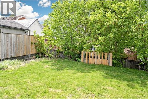 Expansive green lawn providing ample outdoor space - 287 Courtland Avenue E, Kitchener, ON 