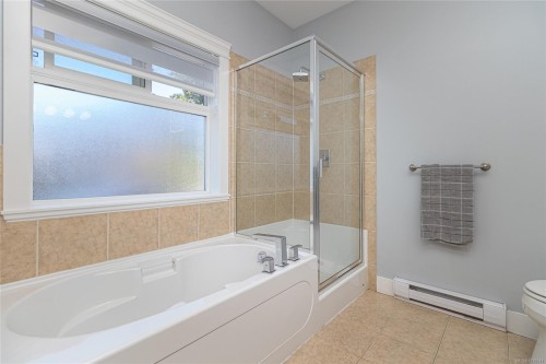 555 Leaside Ave, Saanich, BC 