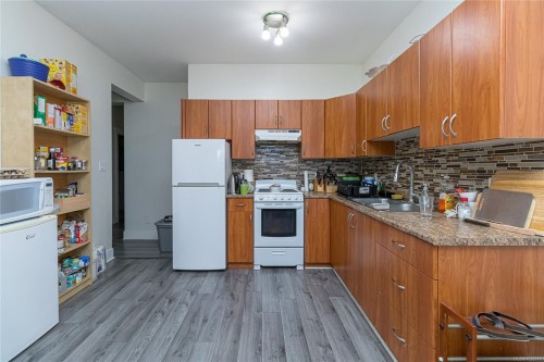 555 Leaside Ave, Saanich, BC 