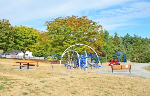 555 Leaside Ave, Saanich, BC 