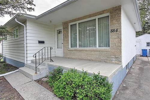 884 Airlies ST  Winnipeg, MB R2V 2Z7