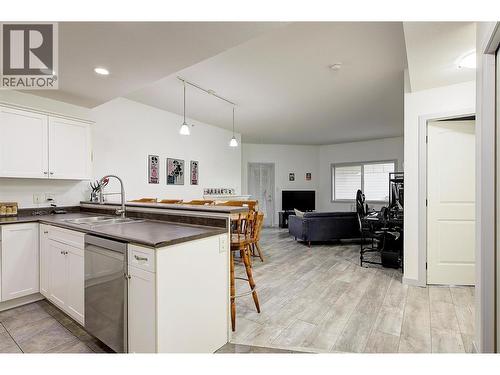 345 Mills Road Unit# 305, Kelowna, BC - Indoor Photo Showing Kitchen