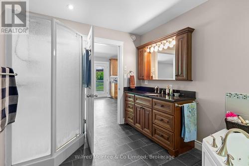 622829 Moto Park Road, Chatsworth, ON - Indoor Photo Showing Bathroom