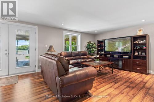 622829 Moto Park Road, Chatsworth, ON - Indoor Photo Showing Living Room