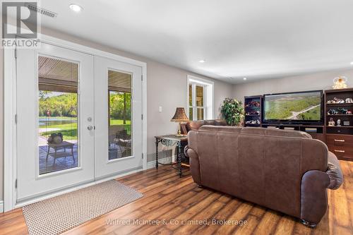 622829 Moto Park Road, Chatsworth, ON - Indoor Photo Showing Living Room