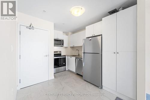 15 - 10 Liben Way E, Toronto, ON - Indoor Photo Showing Kitchen With Stainless Steel Kitchen