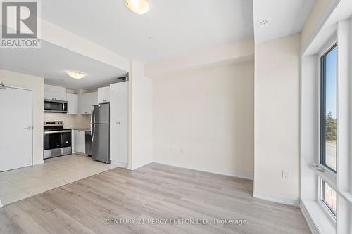 15 - 10 Liben Way E, Toronto, ON - Indoor Photo Showing Kitchen