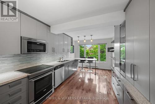 Beaeutifully updated kitchen - 44 Dunbarton Court, Ottawa, ON 