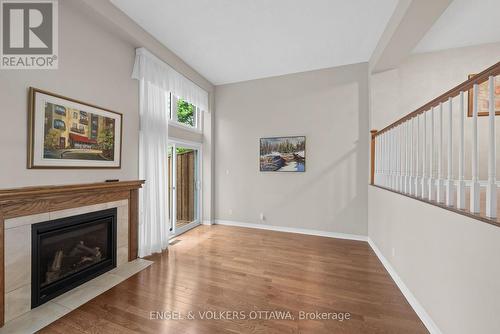 Sunny living room with gas fireplace - 44 Dunbarton Court, Ottawa, ON 