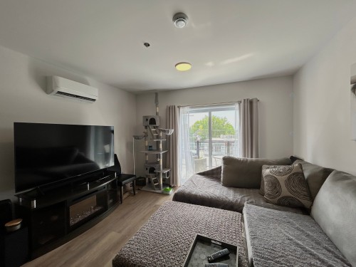 Salon - 201-319 Rue Notre-Dame, Repentigny (Repentigny), QC 