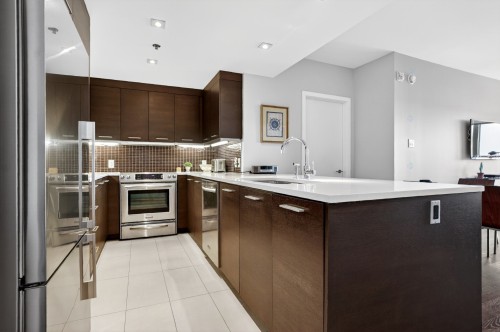 Cuisine - 709-905 Av. Plymouth, Mont-Royal, QC - Indoor Photo Showing Kitchen With Upgraded Kitchen