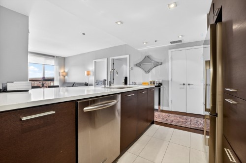 Cuisine - 709-905 Av. Plymouth, Mont-Royal, QC - Indoor Photo Showing Kitchen With Upgraded Kitchen