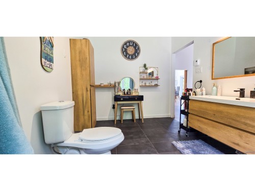 Salle de bains - 235 Av. De La Providence, Lachute, QC 
