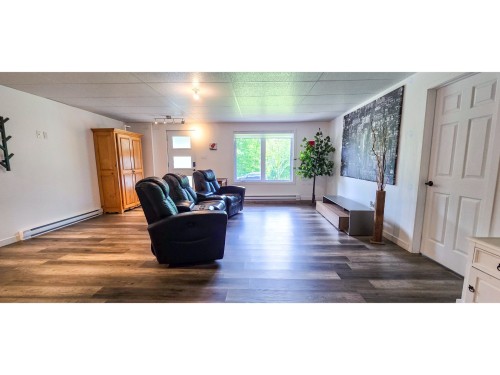Salle familiale - 235 Av. De La Providence, Lachute, QC 