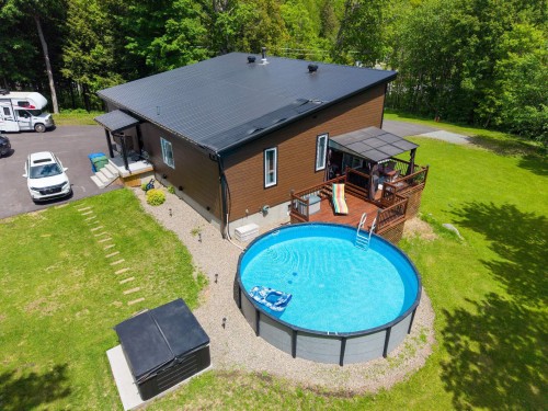 Piscine - 235 Av. De La Providence, Lachute, QC 