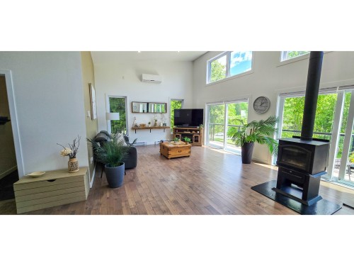 Salon - 235 Av. De La Providence, Lachute, QC 