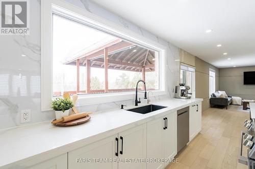 7 Golfview Boulevard, Bradford West Gwillimbury, ON - Indoor Photo Showing Kitchen With Upgraded Kitchen