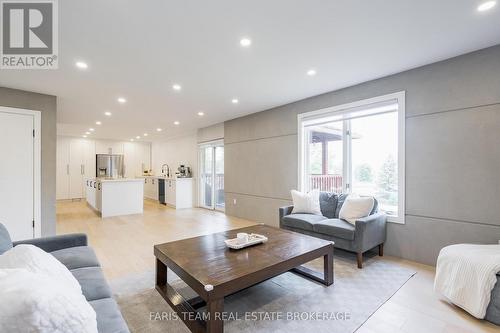 7 Golfview Boulevard, Bradford West Gwillimbury, ON - Indoor Photo Showing Living Room