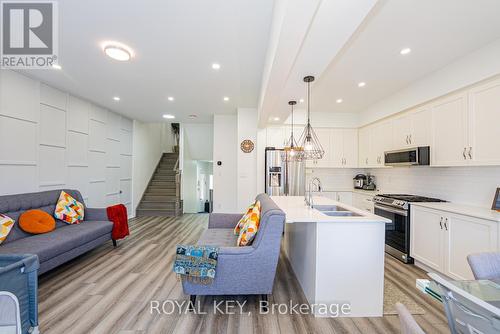 39 - 324 Equestrian Way, Cambridge, ON - Indoor Photo Showing Kitchen With Double Sink With Upgraded Kitchen