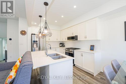 39 - 324 Equestrian Way, Cambridge, ON - Indoor Photo Showing Kitchen With Double Sink With Upgraded Kitchen