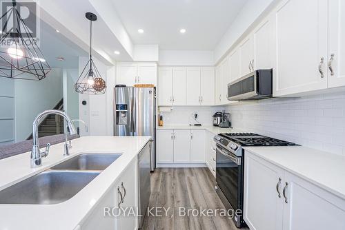 39 - 324 Equestrian Way, Cambridge, ON - Indoor Photo Showing Kitchen With Double Sink With Upgraded Kitchen