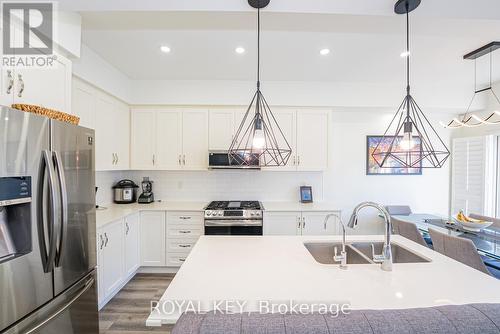 39 - 324 Equestrian Way, Cambridge, ON - Indoor Photo Showing Kitchen With Double Sink With Upgraded Kitchen