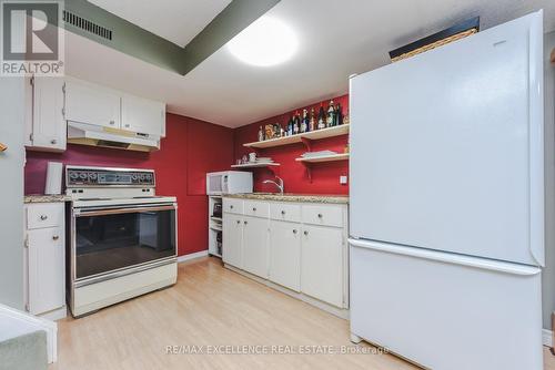 62 Atkins Circle, Brampton, ON - Indoor Photo Showing Kitchen