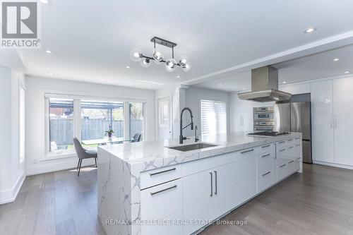 2 Pebble Beach Court, Brampton, ON - Indoor Photo Showing Kitchen With Upgraded Kitchen