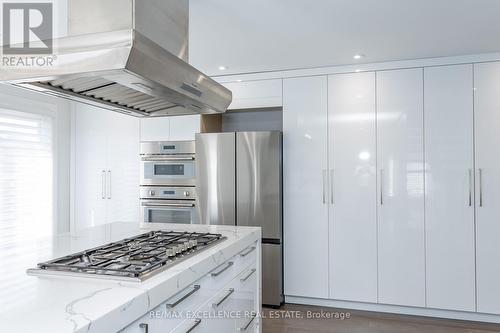 2 Pebble Beach Court, Brampton, ON - Indoor Photo Showing Kitchen With Upgraded Kitchen