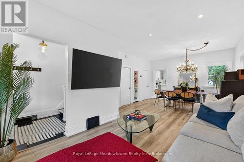 216 Maplewood Avenue, Hamilton (Blakeley), ON - Indoor Photo Showing Living Room