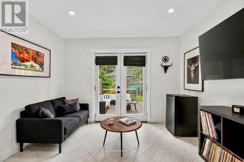 216 Maplewood Avenue, Hamilton (Blakeley), ON - Indoor Photo Showing Living Room