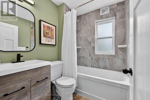216 Maplewood Avenue, Hamilton (Blakeley), ON - Indoor Photo Showing Bathroom