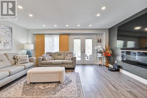 60 Tumbleweed Court, Vaughan, ON - Indoor Photo Showing Living Room