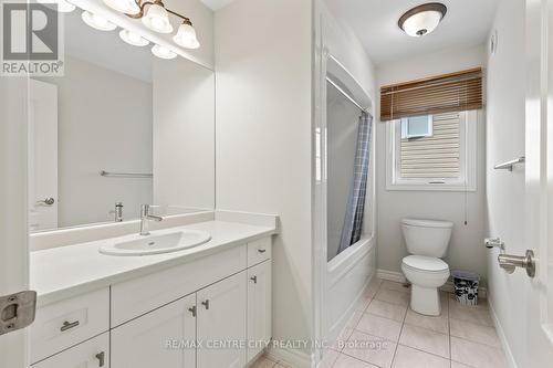657 Tennent Avenue, London North (North H), ON - Indoor Photo Showing Bathroom