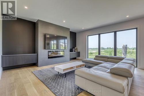 61 Crestview Drive, Middlesex Centre, ON - Indoor Photo Showing Living Room