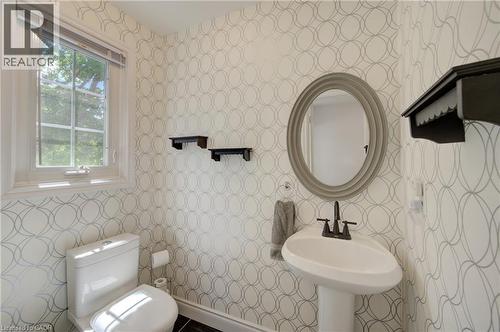 Powder room - 375 Holiday Inn Drive Unit# 9, Cambridge, ON - Indoor Photo Showing Bathroom