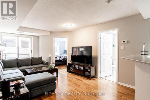 2E - 310 Central Park Drive, Ottawa, ON - Indoor Photo Showing Living Room