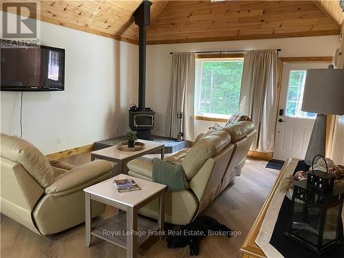 595 Old Diamond Lake Road, Hastings Highlands (Herschel Ward), ON - Indoor Photo Showing Living Room