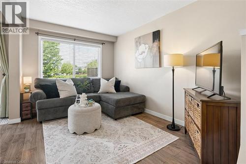 15 Gregg Court Unit# 5, Kitchener, ON - Indoor Photo Showing Living Room