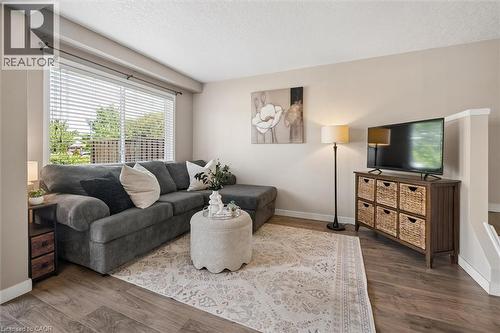 15 Gregg Court Unit# 5, Kitchener, ON - Indoor Photo Showing Living Room
