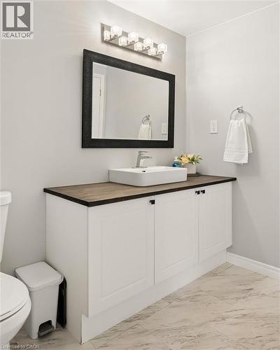 15 Gregg Court Unit# 5, Kitchener, ON - Indoor Photo Showing Bathroom