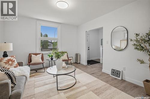 1376 King Street, Regina, SK - Indoor Photo Showing Living Room