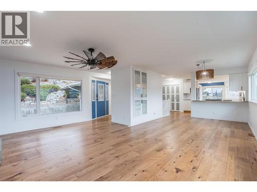 6318 Faircrest Street, Summerland, BC - Indoor Photo Showing Living Room