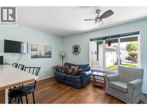 213 White Pine Crescent Unit# 243, Sicamous, BC - Indoor Photo Showing Living Room