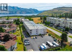 Close to all shopping, restaurants & amenties - 