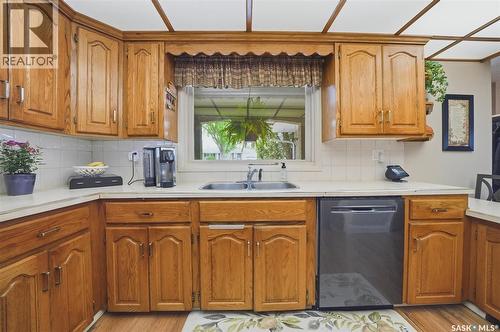 914 Trotter Crescent, Saskatoon, SK - Indoor Photo Showing Kitchen With Double Sink