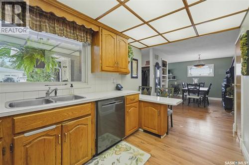 914 Trotter Crescent, Saskatoon, SK - Indoor Photo Showing Kitchen With Double Sink