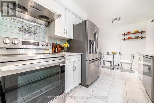 470 Brownridge Drive, Vaughan, ON - Indoor Photo Showing Kitchen
