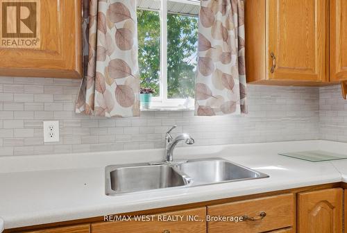 7066 Magic Court, Mississauga, ON - Indoor Photo Showing Kitchen With Double Sink