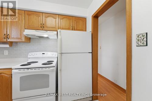 7066 Magic Court, Mississauga, ON - Indoor Photo Showing Kitchen
